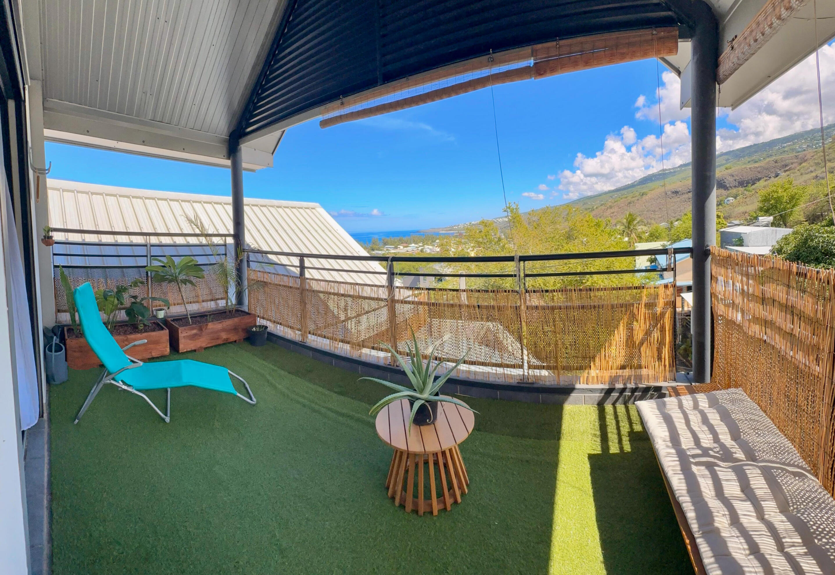 Terrasse vue mer et montagne